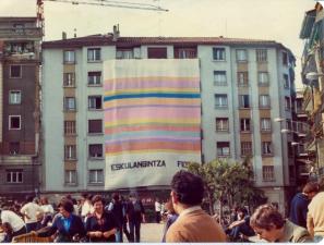 1980 Decoración de telas de Mikel Mendizabal en Plaza de los fueros