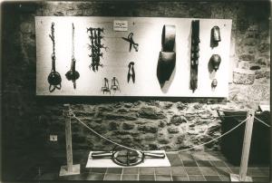 1982 Exposición Artesanía del Hierro en el País Vasco, Xenpelar Etxea (panel con cepos, tijeras esquilar, cencerros)