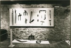 1982 Exposición Artesanía del Hierro en el País Vasco, Xenpelar Etxea (panel con aperos de labranza y herramientas)