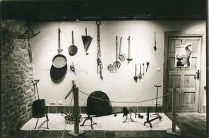 1982 Exposición Artesanía del Hierro en el País Vasco Xenpelar Etxea (panel con elementos de cocina)