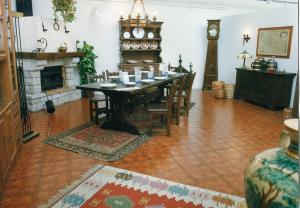 1996 Vista de la Exposición sobre Artesanía y vivienda: decoración del hogar