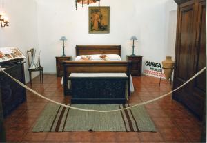 1996 Vista de la Exposición sobre Artesanía y vivienda: decoración del hogar. Dormitorio