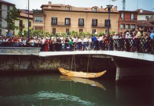 2003 Botadura de txalana río Oiartzun. Construída en la feria por Albaola Itsas Kultur Faktoria