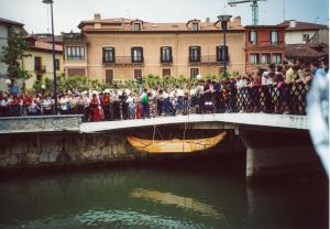 2003 Botadura de txalana río Oiartzun. Construída en la feria por Albaola Itsas Kultur Faktoria