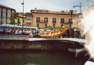 2003 Botadura de txalana río Oiartzun. Construída en la feria por Albaola Itsas Kultur Faktoria