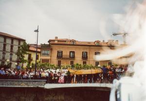 2003 Botadura de txalana río Oiartzun. Construída en la feria por Albaola Itsas Kultur Faktoria