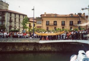 2003 Botadura de txalana río Oiartzun. Construída en la feria por Albaola Itsas Kultur Faktoria