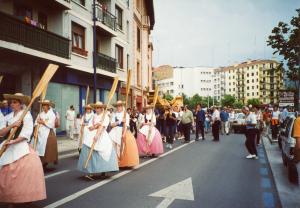 2003 Traslado txalana del Frontón al río. Bateleras de Ereintza Dantza Taldea